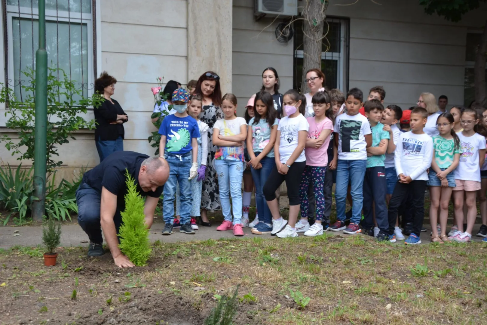 Acțiune de plantare de arbuști, la Biblioteca Județeană din Constanța – foto 2
