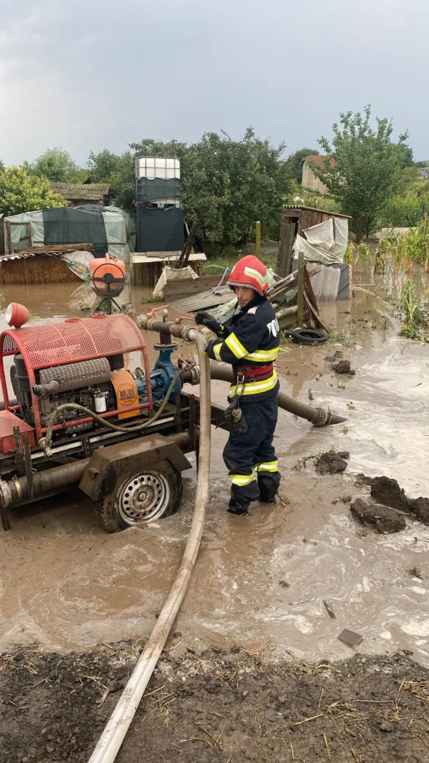 Tulcea: Gospodării inundate și copaci căzuți pe carosabil – foto 6