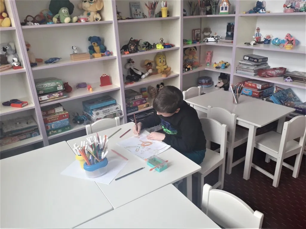 „Vine, vine primăvara”, expoziţie cu desene realizate de copii, la Biblioteca din Constanța – foto 4