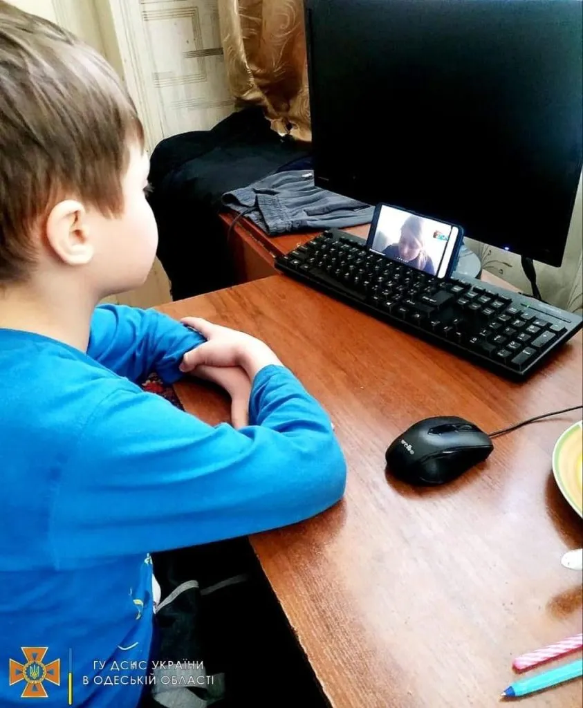 Ucraina: Despre alarme antiaeriene și bombe la școala online – foto 2