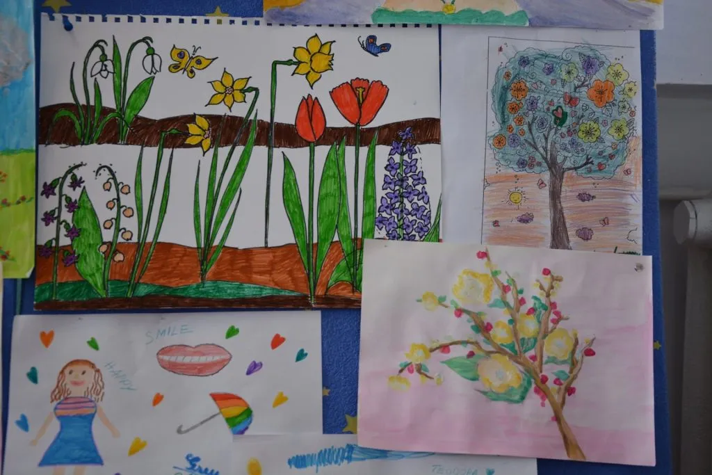 „Vine, vine primăvara”, expoziţie cu desene realizate de copii, la Biblioteca din Constanța – foto 3