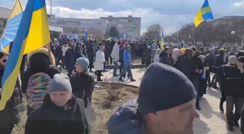 Ucraina: Proteste printre bombardamente în Herson – foto 2