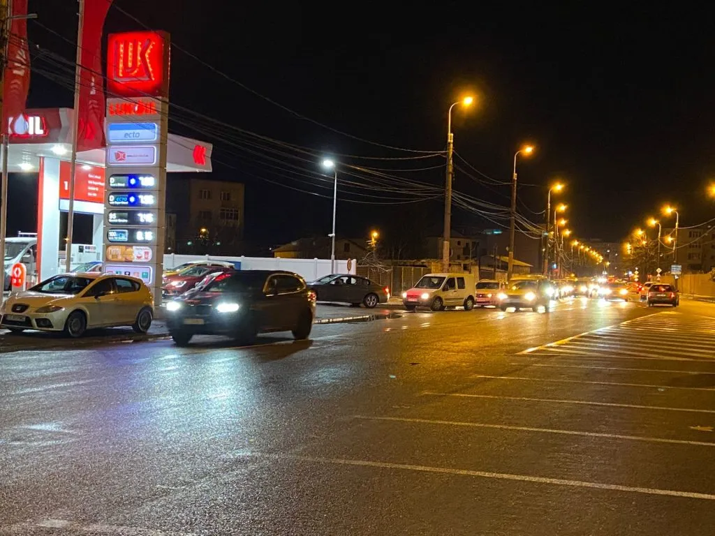 Cozi interminabile la benzinăriile din Constanța – foto 4
