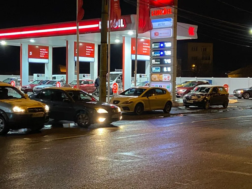 Cozi interminabile la benzinăriile din Constanța – foto 5