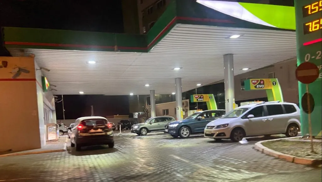 Cozi interminabile la benzinăriile din Constanța – foto 6