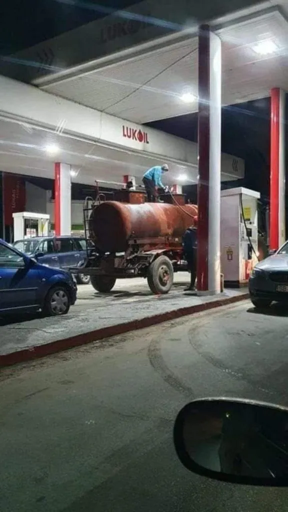 Isteria de la benzinării: Au făcut plinul în… damigene, tomberoane și canistre – foto 7