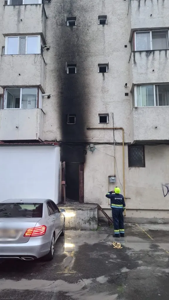 Pompierii, în alertă! Incendiu într-o scară de bloc din Constanța – foto 2
