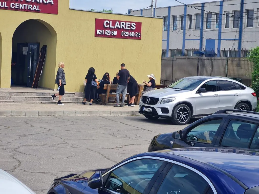 UPDATE: Frații Radu și Alexandru Mazăre, aduși sub escortă la înmormântarea mamei lor – foto 2