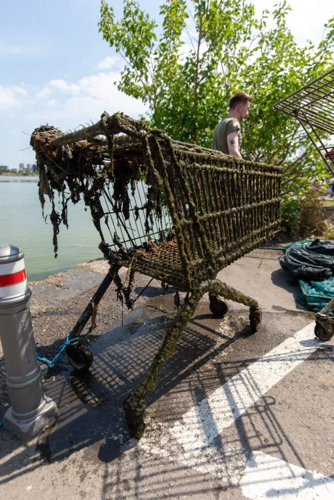 „Tomberonul” din Lacul Tăbăcăriei: de la banalele ambalaje la cărucioare de cumpărături și trotinete – foto 2