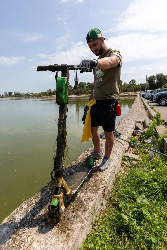 „Tomberonul” din Lacul Tăbăcăriei: de la banalele ambalaje la cărucioare de cumpărături și trotinete – foto 3