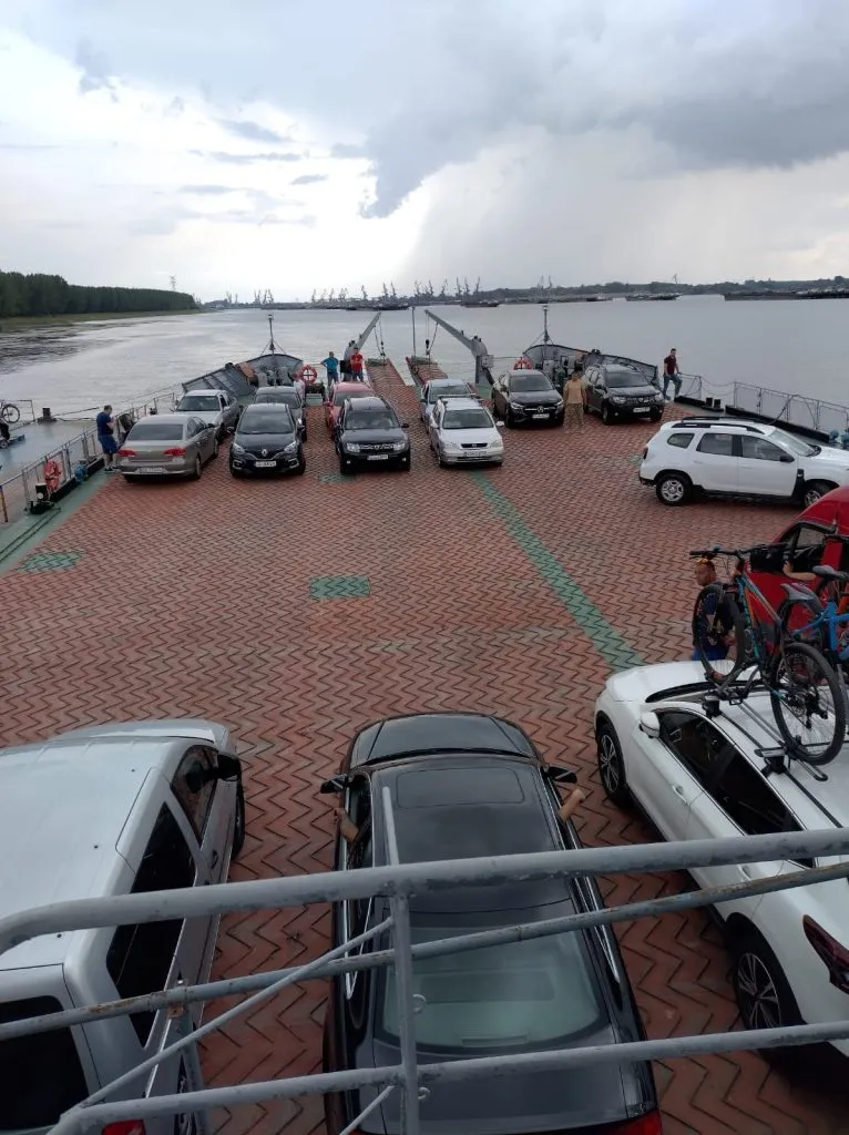 Un bac fluvial militar acționează de astăzi la Galați – foto 2