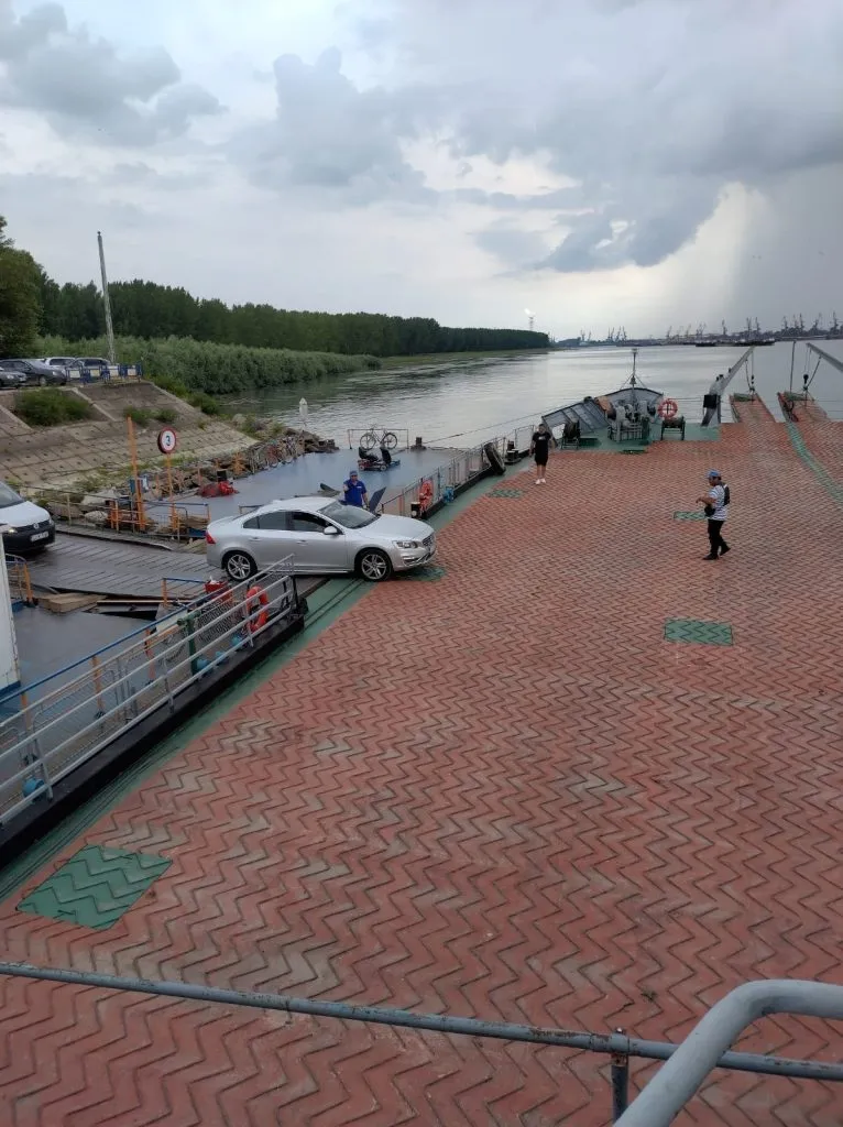 Un bac fluvial militar acționează de astăzi la Galați – foto 3
