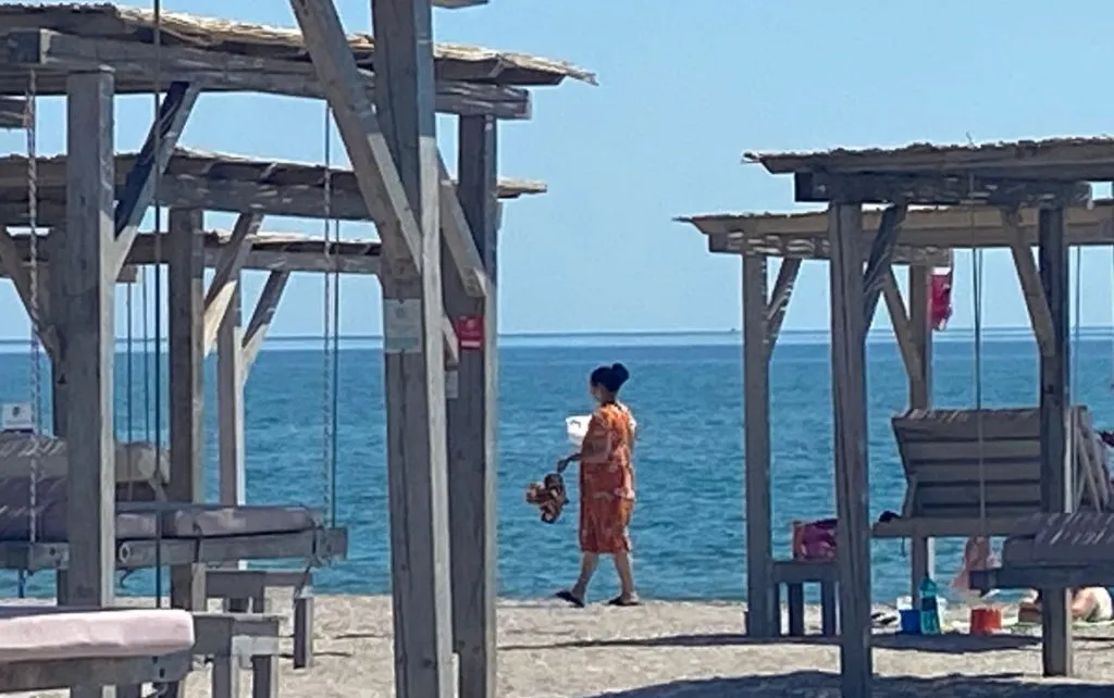 „Tradiții” pe litoralul românesc: Plaja cu pretenții, covrigii calzi și porumbul fiert – foto 3