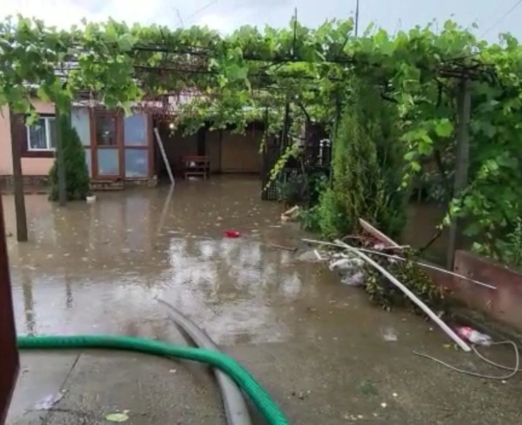Străzi transformate în râuri, după ploaie, la Valu lui Traian  – foto 3
