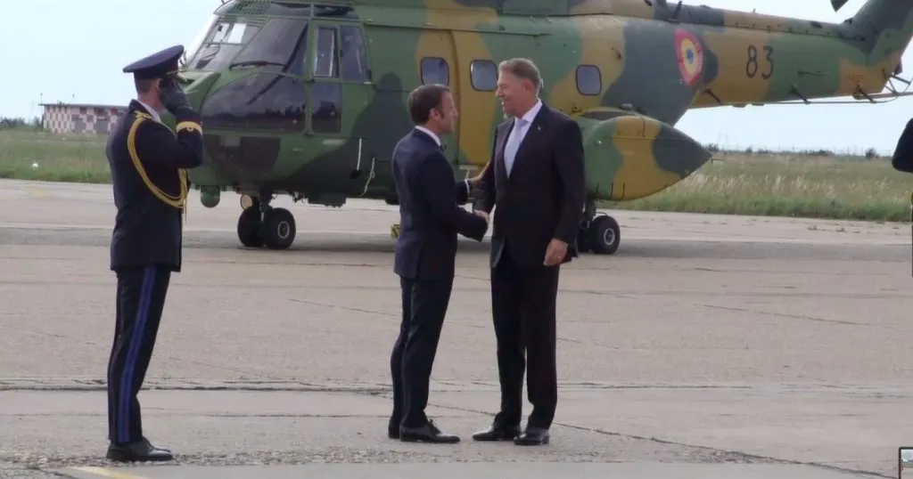 UPDATE: Emmanuel Macron, primit de Klaus Iohannis la Baza militară de la Mihail Kogălniceanu – foto 2