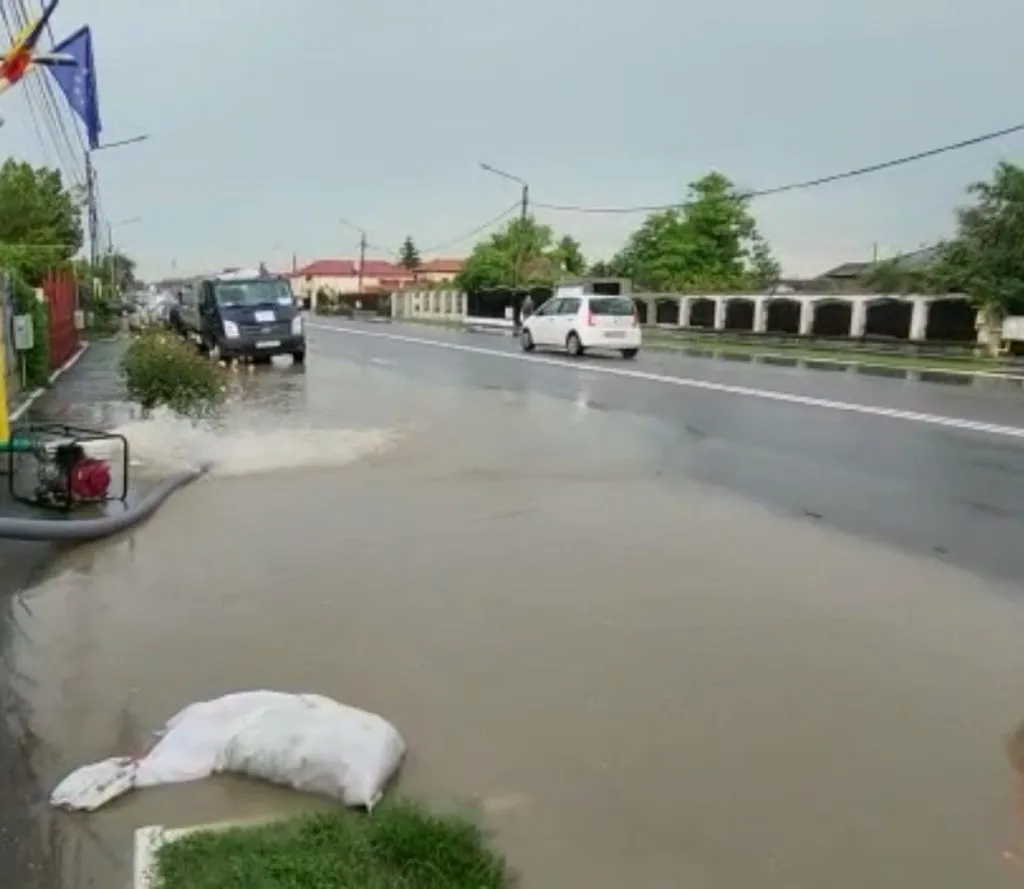 Străzi transformate în râuri, după ploaie, la Valu lui Traian  – foto 4