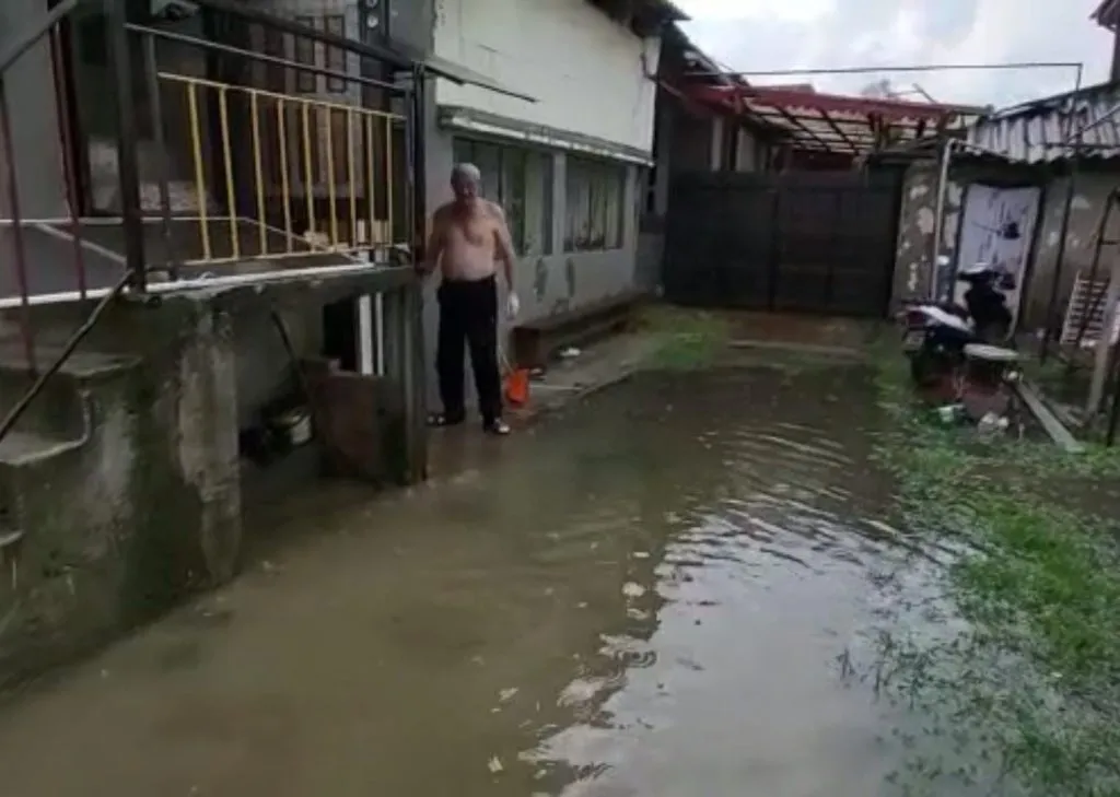 Străzi transformate în râuri, după ploaie, la Valu lui Traian  – foto 5