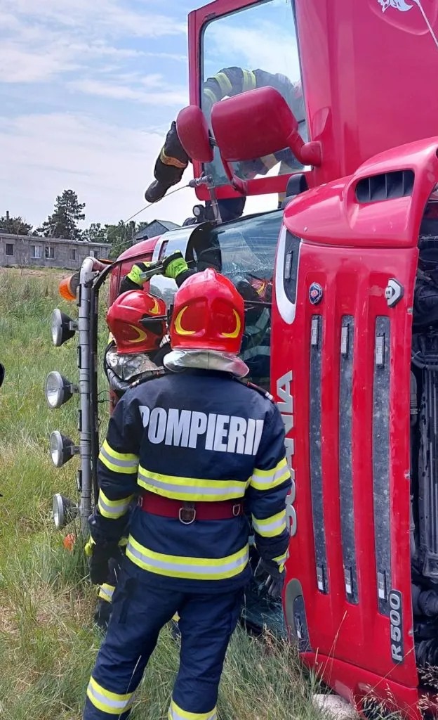 Județul Tulcea: Un autocamion s-a răsturnat. Șoferul a rămas încarcerat – foto 2