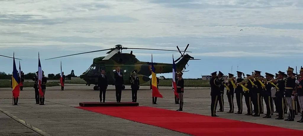UPDATE: Emmanuel Macron, primit de Klaus Iohannis la Baza militară de la Mihail Kogălniceanu – foto 4