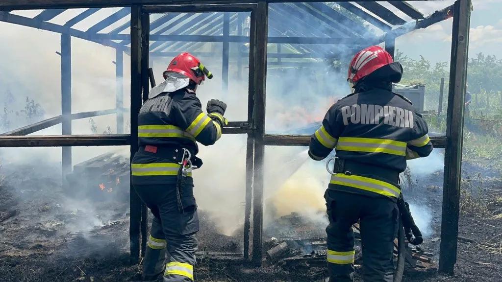 Incendiu la o casă părăsită din județul Tulcea – foto 2
