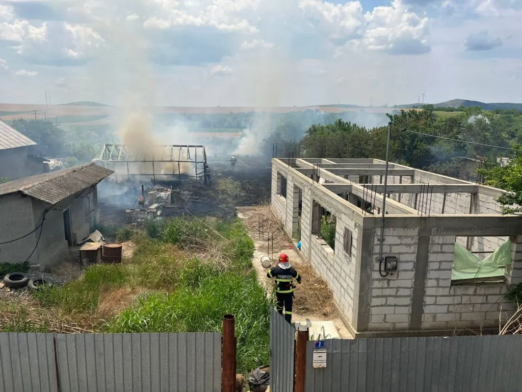 Incendiu la o casă părăsită din județul Tulcea – foto 4