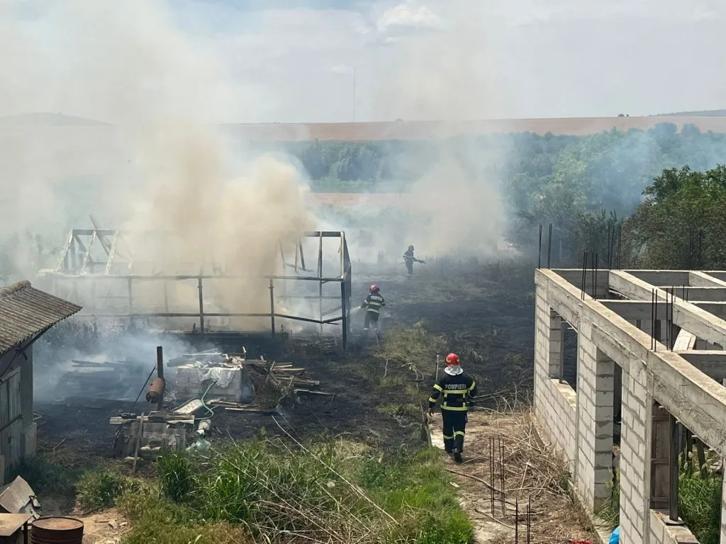 Incendiu la o casă părăsită din județul Tulcea – foto 5