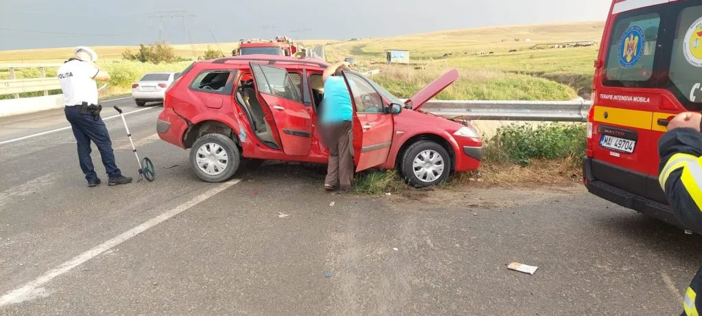 UPDATE – Accident rutier cu trei victime încarcerate, lângă Sibioara. O femeie și-a pierdut viața – foto 2