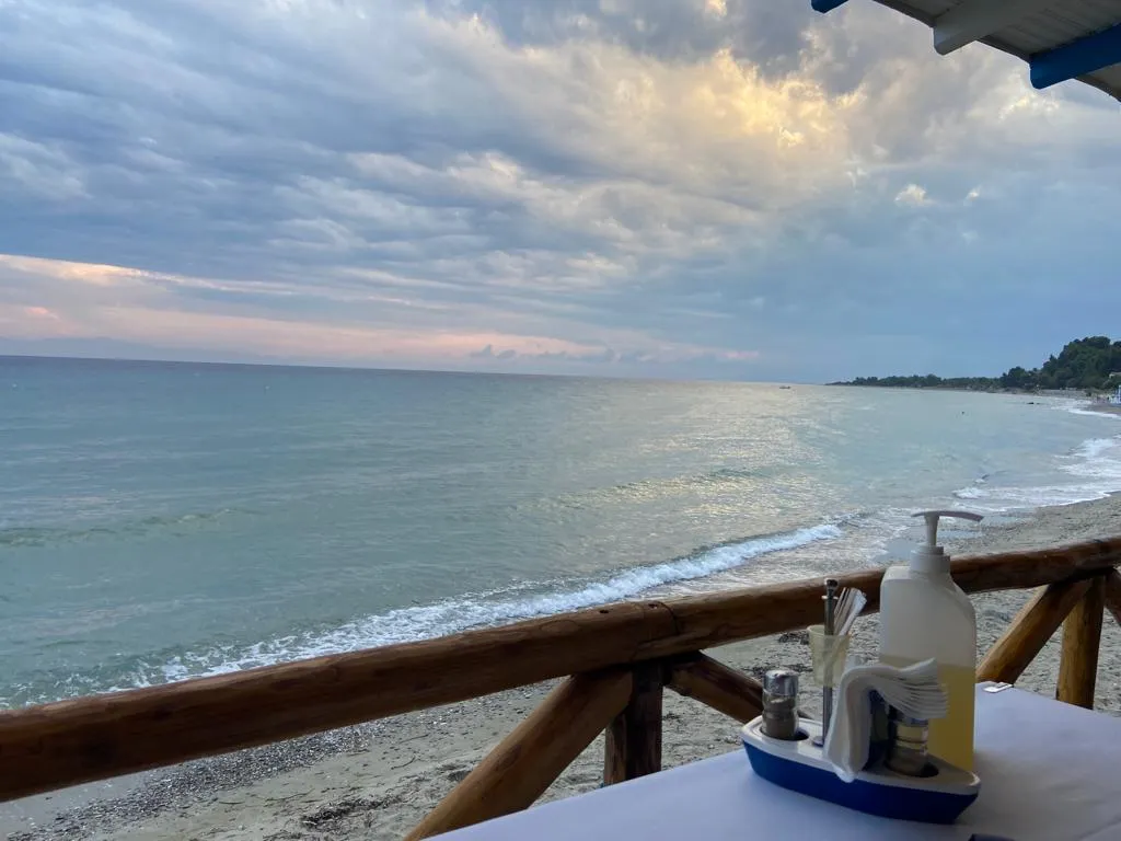 De ce se simte furat românul pe plajele de la noi și răsfățat la greci  – foto 6