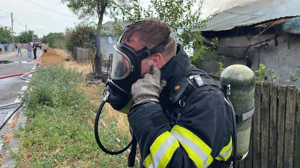 Județul Tulcea: Două gospodării și mai multe anexe, cuprinse de flăcări – foto 2