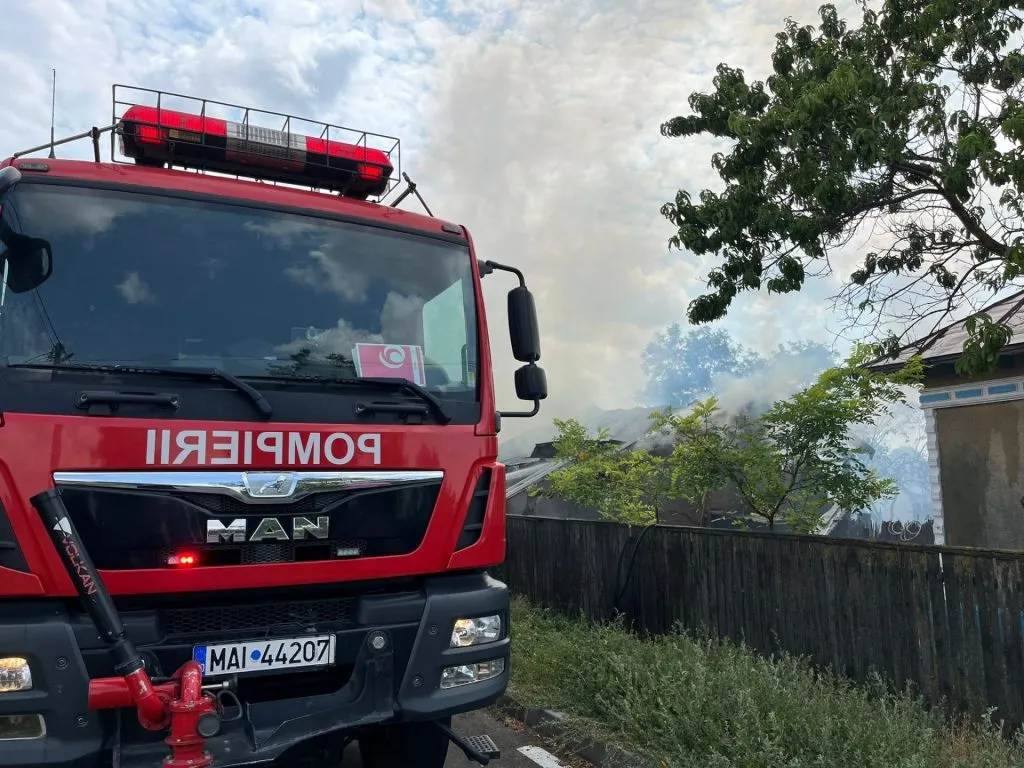 Județul Tulcea: Două gospodării și mai multe anexe, cuprinse de flăcări – foto 3