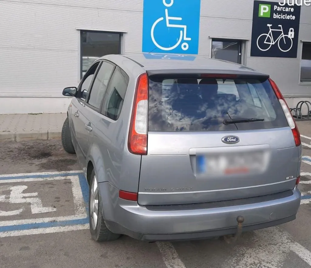 Zilnic amenzi pentru parcarea pe locurile destinate persoanelor cu handicap – foto 2