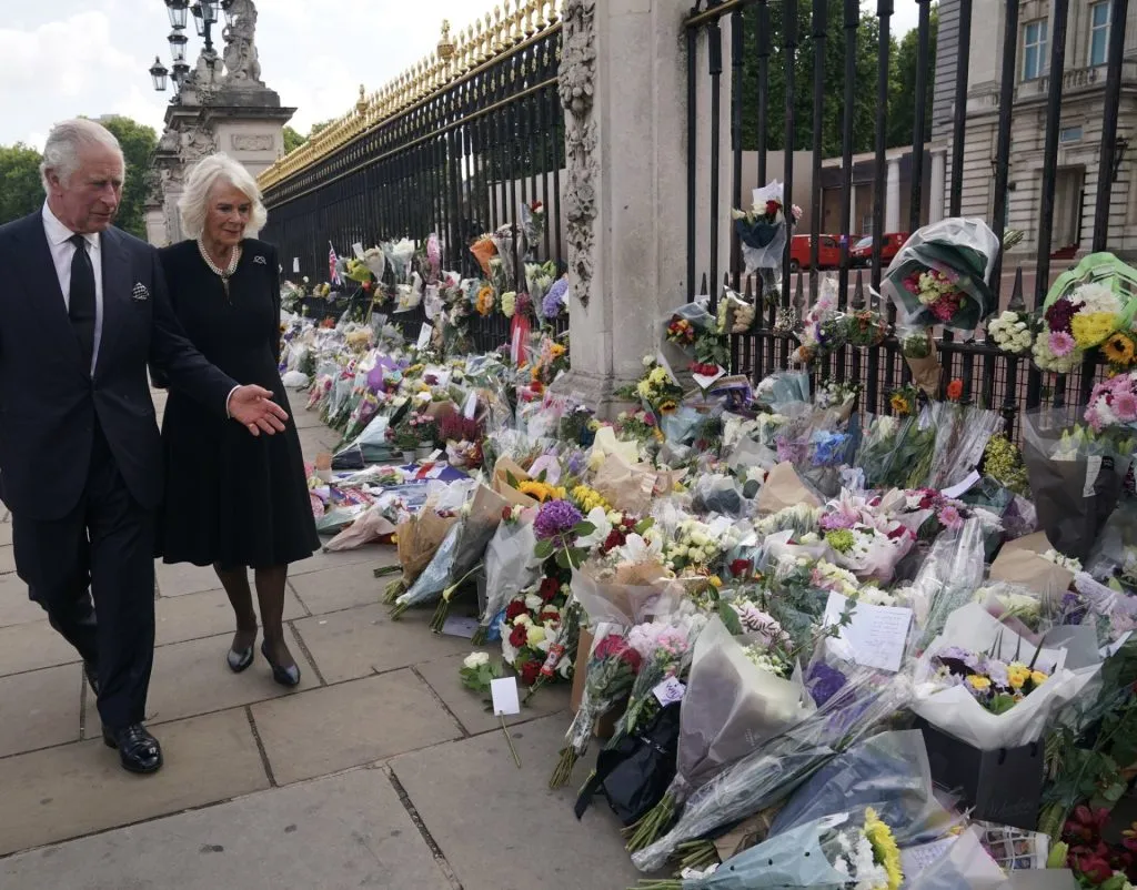 Britanicii își plâng regina. Zile de doliu național – foto 2