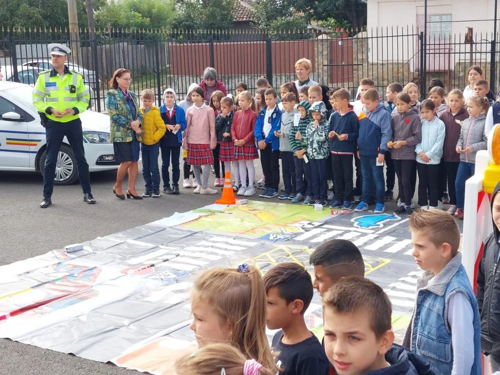 Polițiștii, dialog cu elevii tulceni despre educația rutieră și evitarea infracțiunilor – foto 3