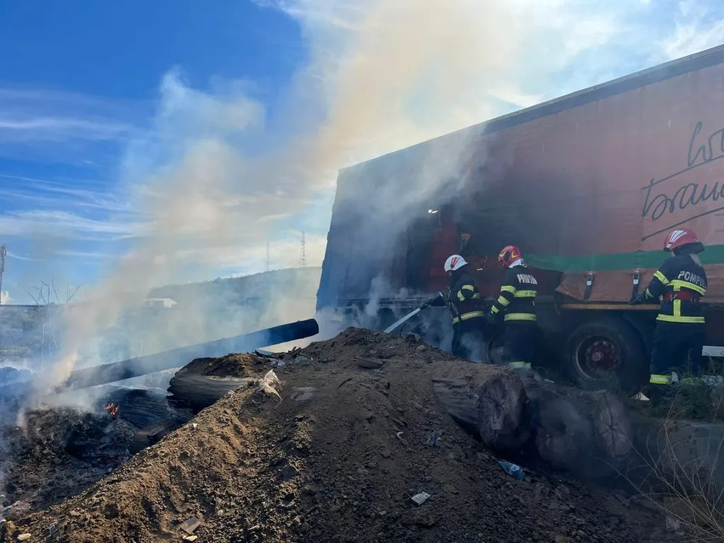 UPDATE: Incendiu de vegetație uscată extins la o remorcă de TIR (VIDEO/FOTO) – foto 2