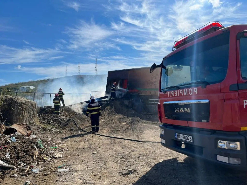 UPDATE: Incendiu de vegetație uscată extins la o remorcă de TIR (VIDEO/FOTO) – foto 3