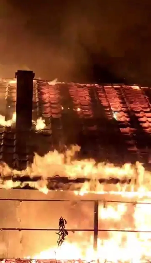 Incendiu violent. Trei corpuri de clădire, cuprinse de flăcări (GALERIE FOTO) – foto 2