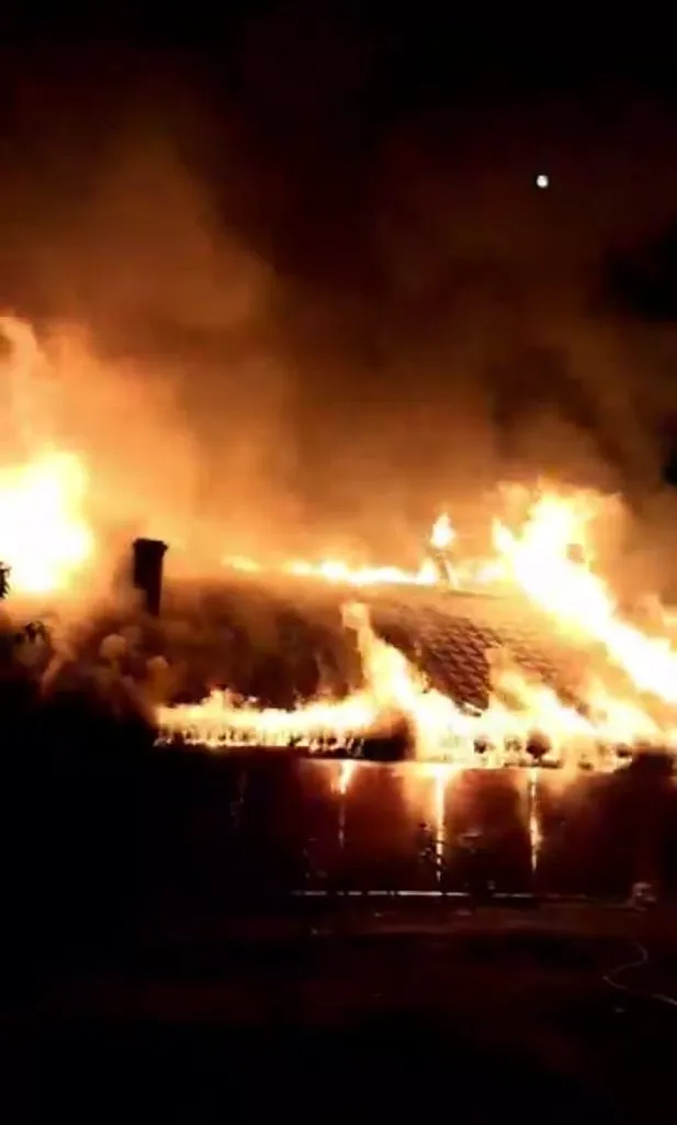 Incendiu violent. Trei corpuri de clădire, cuprinse de flăcări (GALERIE FOTO) – foto 3