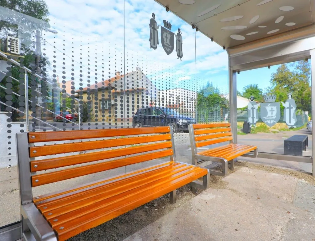 Continuă montarea noilor refugii în stațiile de autobuz – foto 4