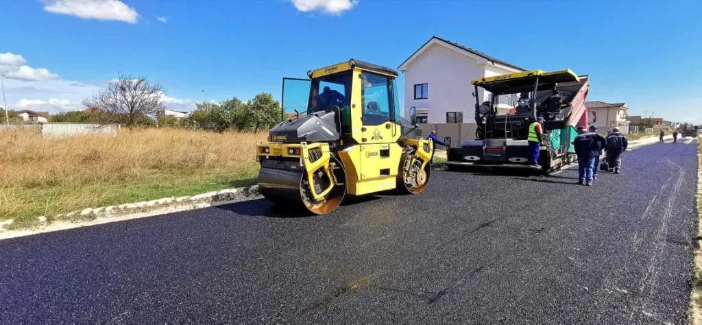 Continuă asfaltarea străzilor într-un cartier din Constanța – foto 2