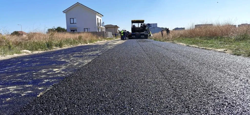 Continuă asfaltarea străzilor într-un cartier din Constanța – foto 3