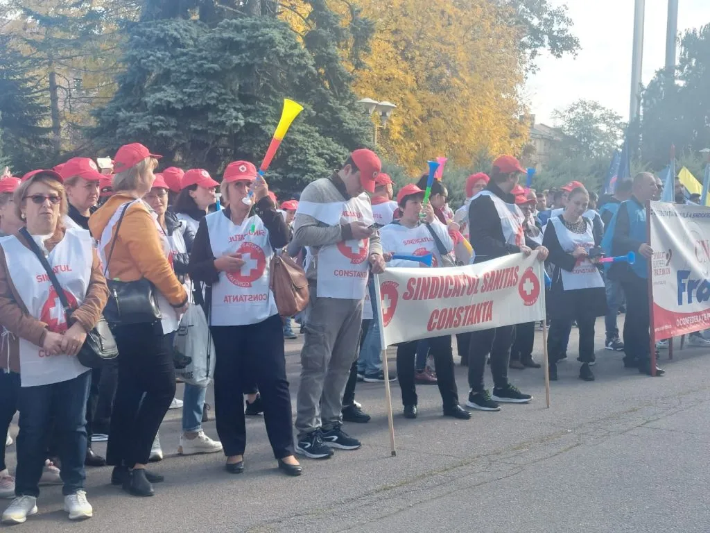 Sute de oameni protestează în fața Prefecturii Constanța (VIDEO/FOTO) – foto 4
