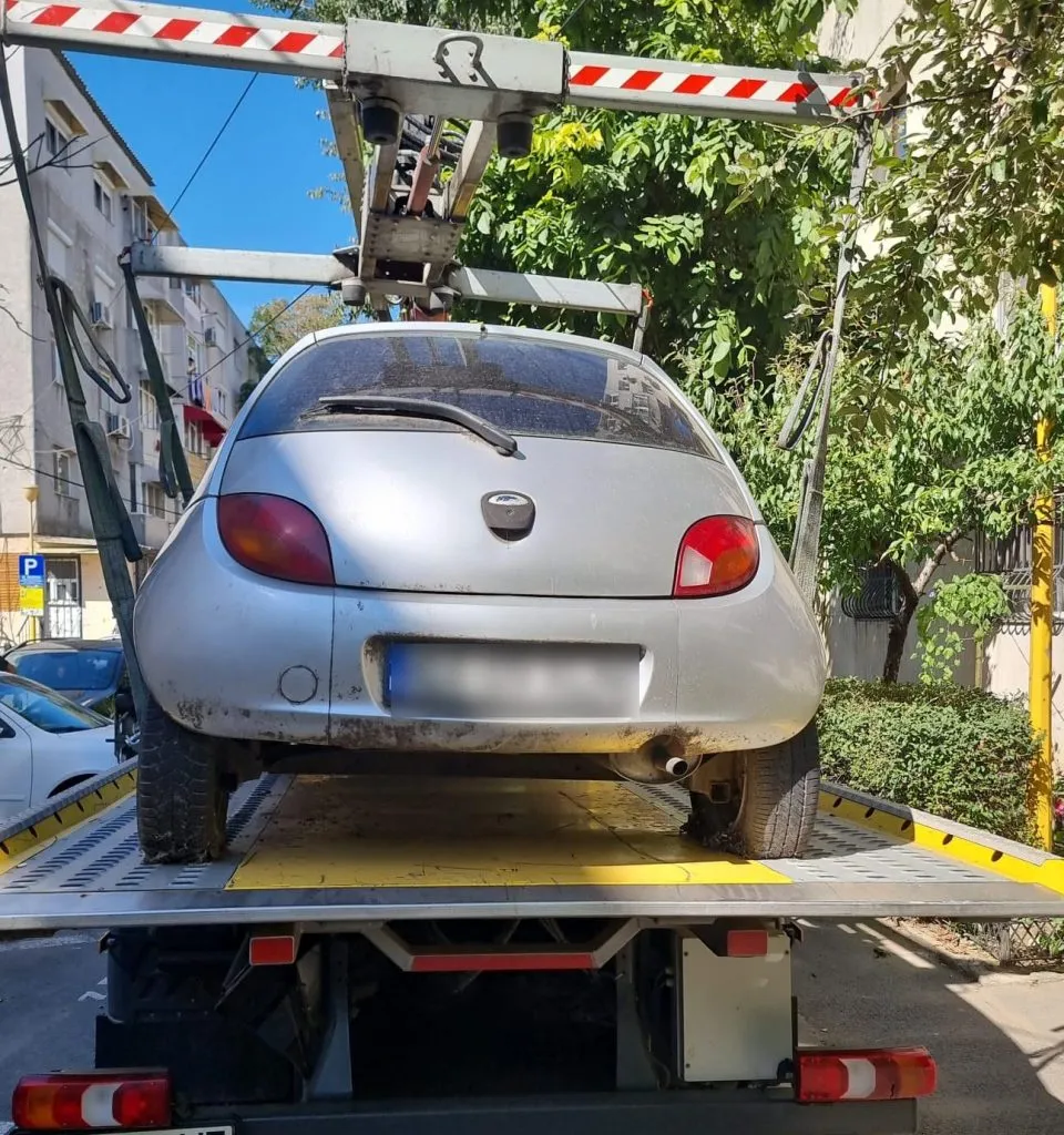 Continuă ridicarea mașinilor abandonate  – foto 2