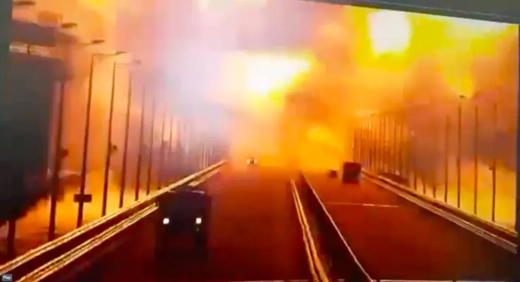 Podul care leagă Rusia de Crimeea, lovit de o explozie puternică – foto 2