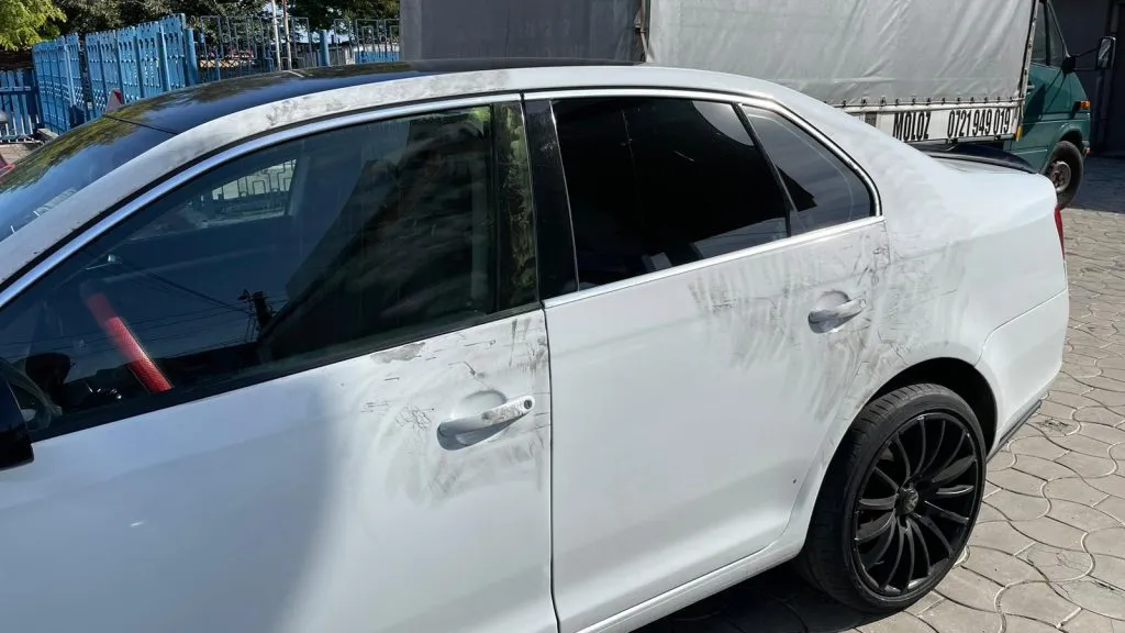 UPDATE: Mașini găsite avariate în parcare – foto 4
