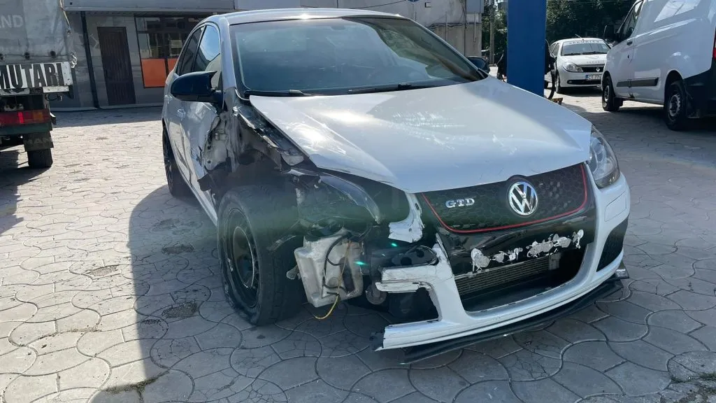 UPDATE: Mașini găsite avariate în parcare – foto 5