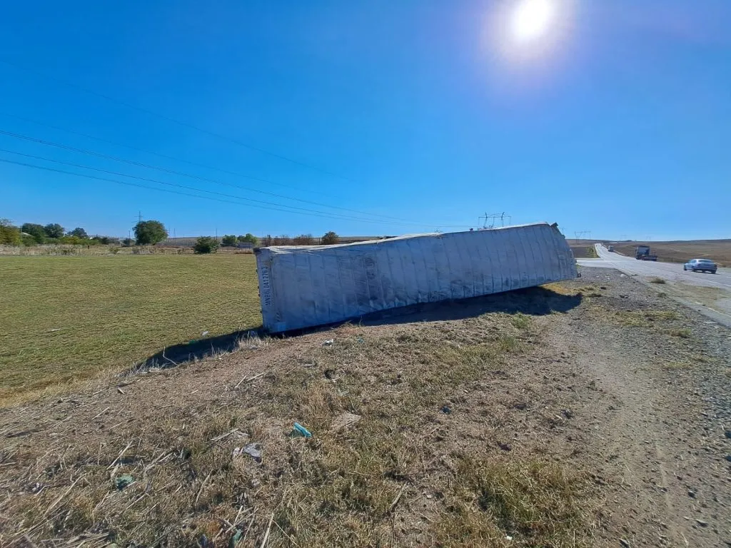 Incident la Sibioara. Un șofer a rămas fără remorcă (VIDEO) – foto 2