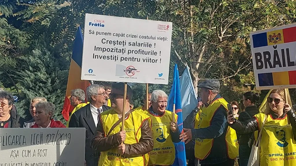 Sute de oameni protestează în fața Prefecturii Constanța (VIDEO/FOTO) – foto 6