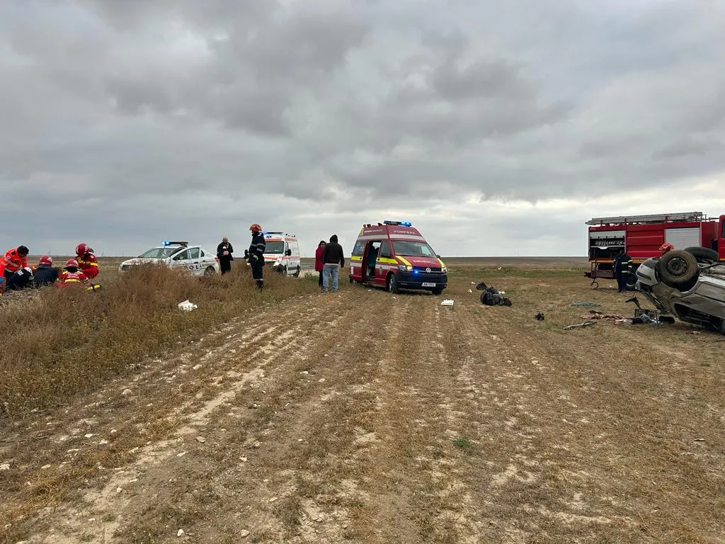 Două persoane încarcerate după ce autoturismul în care se aflau s-a răsturnat (FOTO) – foto 2