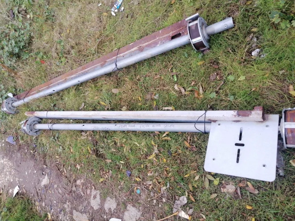 Surprinși de jandarmi la „vânătoare” de bare metalice și mecanisme pentru copertine – foto 2