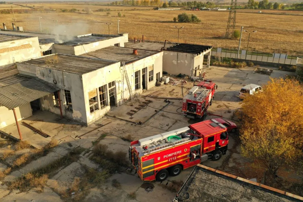 Incendiu la o fostă fabrică de mezeluri (FOTO/VIDEO) – foto 7